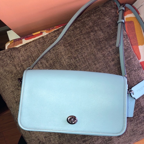 Coach Handbags - HP🎉✨Authentic Coach Turnlock Crossbody✨
